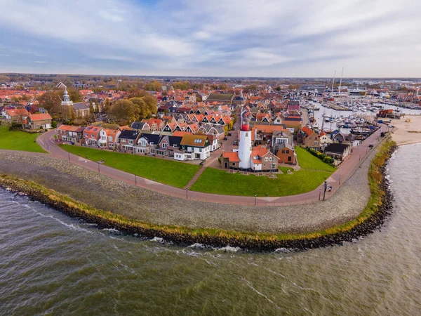 Urk Dorf mit dem schönen bunten Leuchtturm am Hafen am See ijsselmeer — Stockfoto