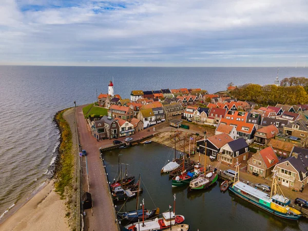 Urk Dorf mit dem schönen bunten Leuchtturm am Hafen am See ijsselmeer — Stockfoto