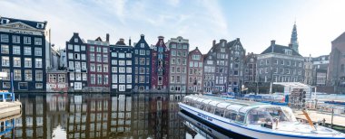 Amsterdam Hollanda 'da sonbahar mevsimi boyunca, Hollanda kanallarının yanında, kanalların etrafında renkli ağaçlar bulunan ve insanların güneşte dinlendiği şehir, restoran yüzünden caddeye döküldü.
