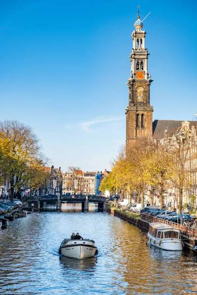 Amsterdam Nederland tijdens herfstseizoen in de stad langs de Nederlandse grachten met kleurrijke bomen rond de grachten en mensen ontspannen in de zon buiten op straat omdat het restaurant — Stockfoto