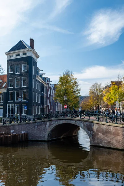 Amsterdam Niederlande, Grachten von Amsterdam während der Herbstsaison — Stockfoto