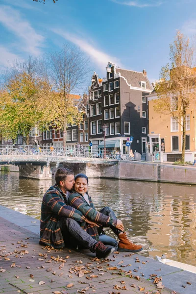 Amsterdam Niederlande während der Herbstsaison, im Oktober besuchen Männer und Frauen die Stadt Amsterdam in orangefarbenen Farben entlang des Kanals — Stockfoto