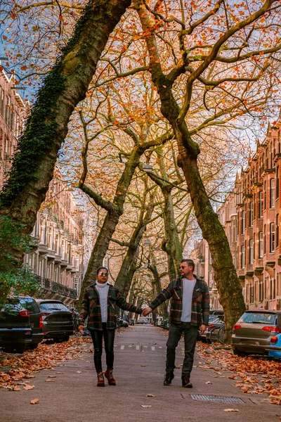 Amsterdam Niederlande während der Herbstsaison, im Oktober besuchen Männer und Frauen die Stadt Amsterdam in orangefarbenen Farben entlang des Kanals — Stockfoto