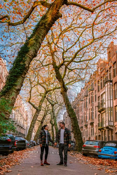 Amsterdam Niederlande während der Herbstsaison, im Oktober besuchen Männer und Frauen die Stadt Amsterdam in orangefarbenen Farben entlang des Kanals — Stockfoto