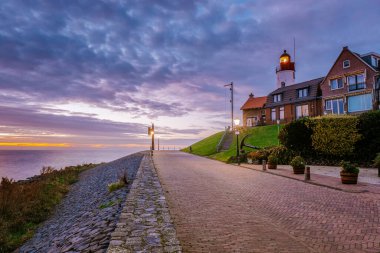Urk köyü gün batımında, Urk Flevoland Hollanda deniz feneri ve liman ışıkları eski Urk Adası 'nda.