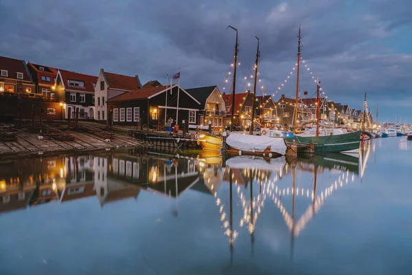 Urk vesnice při západu slunce, Urk Flevoland Nizozemsko maják a přístavní světla během zimy na bývalém ostrově Urk — Stock fotografie
