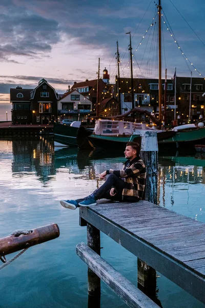 Urk Flevoland Holland, pár mužů a žen sledujících západ slunce v malém rybářském přístavu Urk Netherlands — Stock fotografie