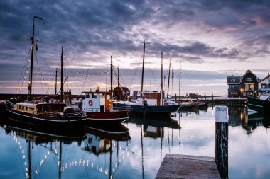 Urk köyü gün batımında, Urk Flevoland Hollanda deniz feneri ve liman ışıkları eski Urk Adası 'nda.