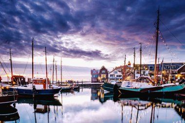 Urk köyü gün batımında, Urk Flevoland Hollanda deniz feneri ve liman ışıkları eski Urk Adası 'nda.