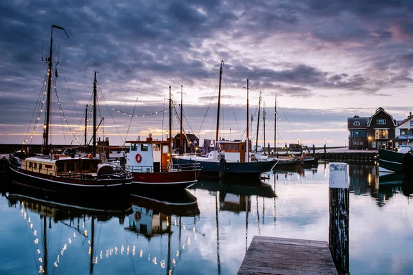 Urk köyü gün batımında, Urk Flevoland Hollanda deniz feneri ve liman ışıkları eski Urk Adası 'nda.