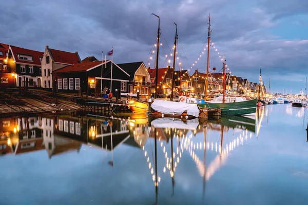 Urk vesnice při západu slunce, Urk Flevoland Nizozemsko maják a přístavní světla během zimy na bývalém ostrově Urk — Stock fotografie