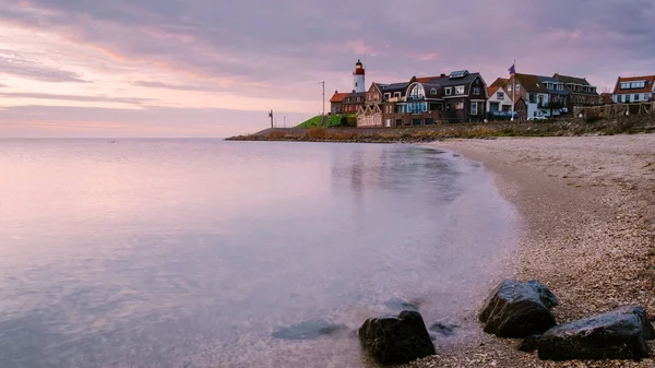 Urk pueblo durante la puesta del sol, Faro de Urk Flevoland Países Bajos y luces del puerto durante el invierno en la antigua isla de Urk —  Fotos de Stock