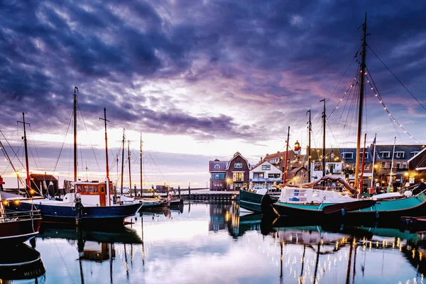 Urk köyü gün batımında, Urk Flevoland Hollanda deniz feneri ve liman ışıkları eski Urk Adası 'nda.