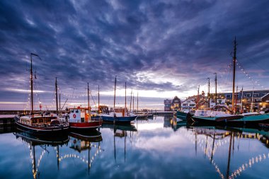 Urk köyü gün batımında, Urk Flevoland Hollanda deniz feneri ve liman ışıkları eski Urk Adası 'nda.