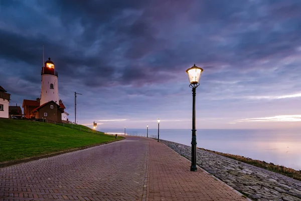 Urk vesnice při západu slunce, Urk Flevoland Nizozemsko maják a přístavní světla během zimy na bývalém ostrově Urk — Stock fotografie