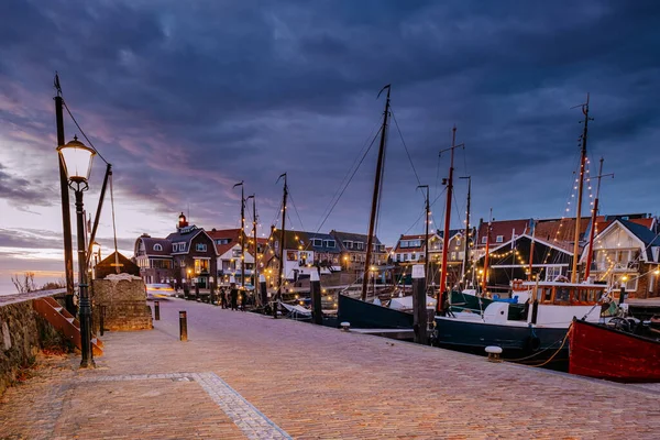 Urk village pendant le coucher du soleil, Urk Flevoland Pays-Bas phare et lumières portuaires pendant l'hiver à l'ancienne île d'Urk — Photo