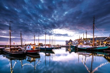 Urk köyü gün batımında, Urk Flevoland Hollanda deniz feneri ve liman ışıkları eski Urk Adası 'nda.