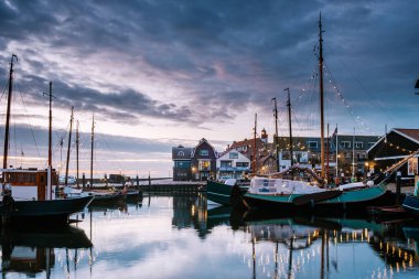 Urk köyü gün batımında, Urk Flevoland Hollanda deniz feneri ve liman ışıkları eski Urk Adası 'nda.