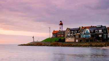 Urk köyü gün batımında, Urk Flevoland Hollanda deniz feneri ve liman ışıkları eski Urk Adası 'nda.