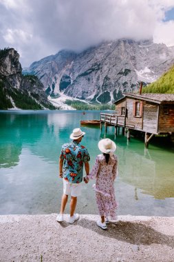 Çiftler ünlü Lago Di Braies gölünü, Güney Tyrol 'daki Pragser Wildsee' yi, İtalyan Alpleri 'ndeki güzel gölü, Lago di Braies' i ziyaret ederler.