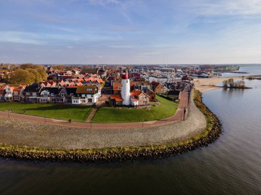 Limanda güzel renkli deniz feneri olan Urk köyü. Hollanda 'nın Ijsselmeer Gölü kıyısında.
