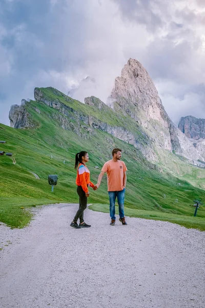 Casal em caminhadas de férias nas Dolomitas Italianas, vista incrível sobre Seceda pico. Trentino Alto Adige, Dolomites Alps, Tirol do Sul, Itália, Europa. Cordilheira Odle, Val Gardena. Majestoso Furchetta — Fotografia de Stock