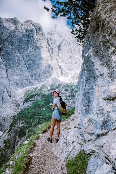 İtalyan Dolomitleri 'nde mavi yeşil göle yürüyüş yapan bir kadın, Dolomitler' de Güzel Sorapis Gölü Lago di Sorapis, İtalya 'da popüler bir seyahat merkezi. — Stok fotoğraf