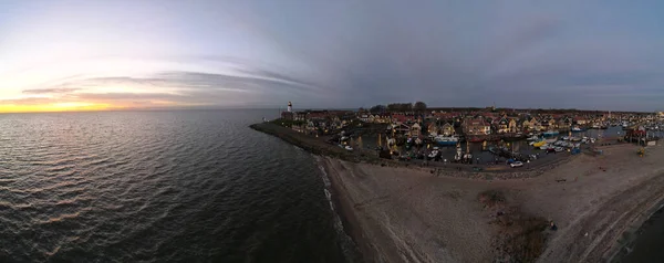 Urk vuurtoren met oude haven bij zonsondergang, Urk is een klein dorpje aan het IJsselmeer in Flevoland. — Stockfoto