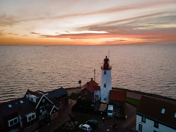 Urk Leuchtturm mit altem Hafen bei Sonnenuntergang, Urk ist ein kleines Dorf am Ijsselmeer im niederländischen Flevoland — Stockfoto