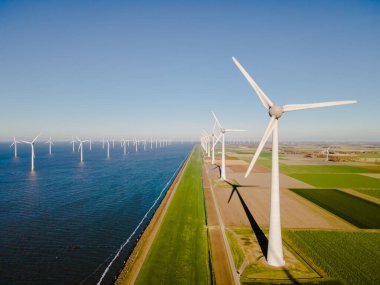 Hollanda Okyanusu 'ndaki yel değirmeni parkı, Hollanda Avrupa' sında yeşil enerjili dev türbinleri olan yel değirmeni çiftliği
