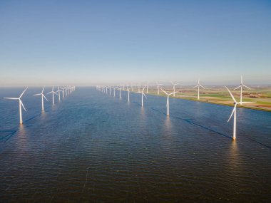Hollanda Okyanusu 'ndaki yel değirmeni parkı, Hollanda Avrupa' sında yeşil enerjili dev türbinleri olan yel değirmeni çiftliği