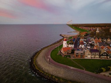 Urk, Hollanda 'nın Flevoland bölgesinde, Ijsselmeer Gölü kıyısında, eski limanı olan bir deniz feneridir.