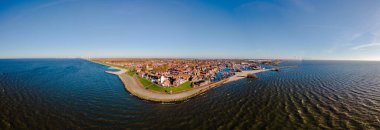 Hollanda Okyanusu 'ndaki yel değirmeni parkı, Hollanda Avrupa' sında yeşil enerjili dev türbinleri olan yel değirmeni çiftliği