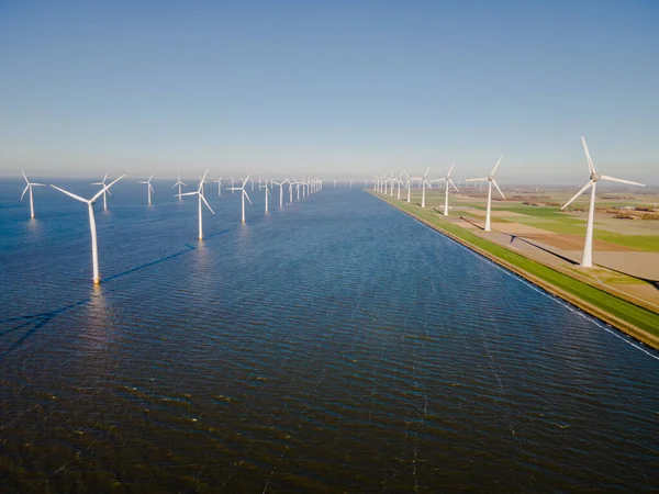Парк Windmill в голландском океане, ферма Windmill с огромными турбинами зеленая энергия в Нидерландах Европа — стоковое фото