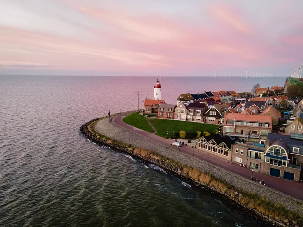 Urk maják se starým přístavem při západu slunce, Urk je malá vesnice u jezera Ijsselmeer v Nizozemsku Flevoland oblasti — Stock fotografie