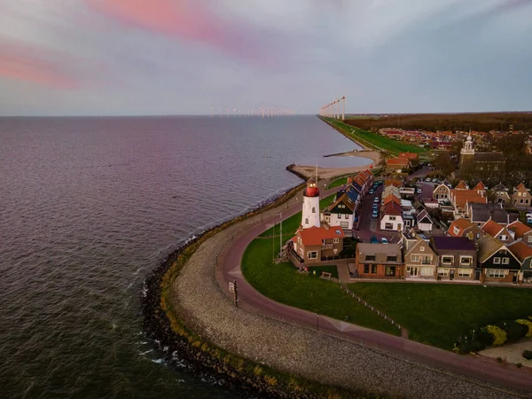 Urk maják se starým přístavem při západu slunce, Urk je malá vesnice u jezera Ijsselmeer v Nizozemsku Flevoland oblasti — Stock fotografie