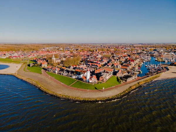 Urk vuurtoren met oude haven bij zonsondergang, Urk is een klein dorpje aan het IJsselmeer in Flevoland. — Stockfoto