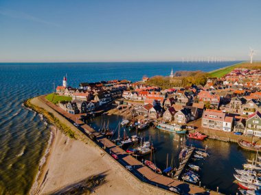 Urk, Hollanda 'nın Flevoland bölgesinde, Ijsselmeer Gölü kıyısında, eski limanı olan bir deniz feneridir.