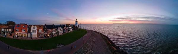 Windmolenpark in de Nederlandse oceaan, Windmolenboerderij met enorme turbines groene energie in Nederland Europa — Stockfoto