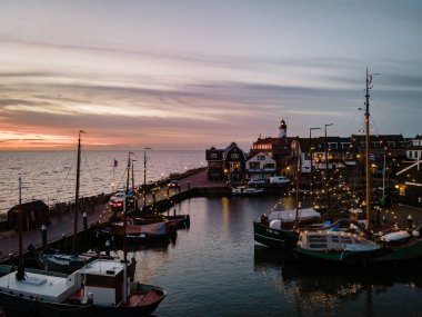 Hollanda Urk Flevoland, Hollanda 'da deniz feneriyle aydınlık bir yaz günü Ijsselmeer Gölü' nün yanındaki tarihi Urk köyünde.