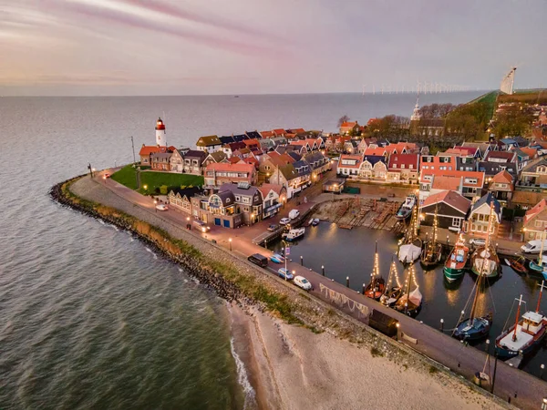 Urk Flevoland Niederlande, Hafen mit Leuchtturm an einem hellen Sommertag in den Niederlanden im historischen Dorf Urk am Ijsselmeer — Stockfoto