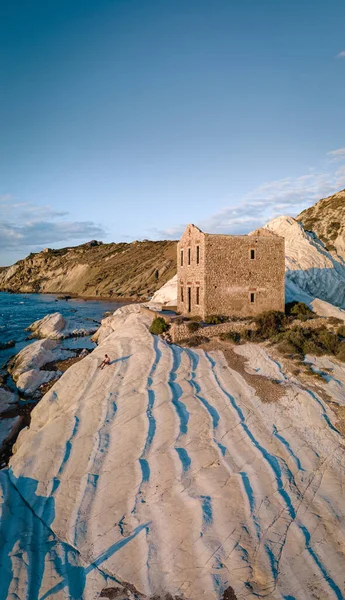 Punta Bianca, Agrigento på Sicilien Italien Hvid strand med gamle ruiner af forladte stenhus på hvide klipper Sicilia Italien - Stock-foto