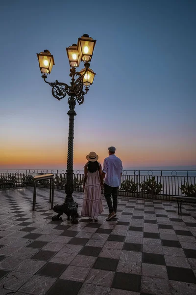 Taormina Sicilia, Belvedere de Taormina y la iglesia de San Giuseppe en la plaza Piazza IX Aprile en Taormina. Sicilia, Italia — Foto de Stock