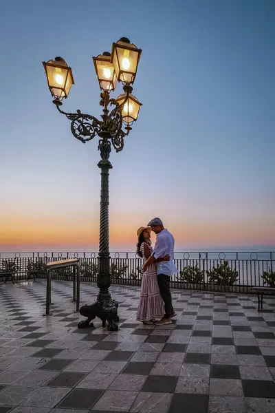 Taormina Sycylia, Belweder Taorminy i kościół San Giuseppe na placu Piazza IX April w Taorminie. Sycylia, Włochy — Zdjęcie stockowe