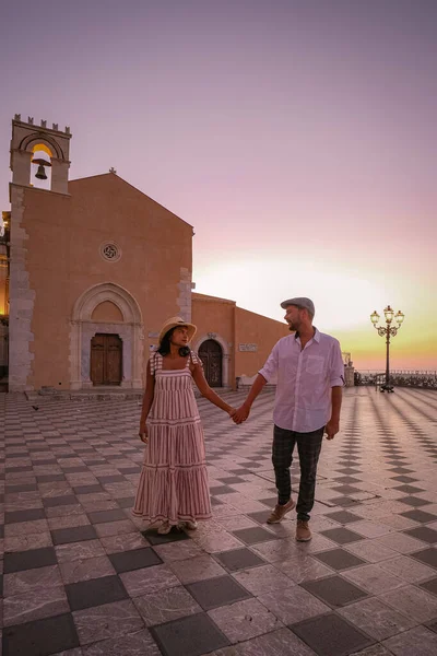 Taormina Sicilia, Belvedere de Taormina y la iglesia de San Giuseppe en la plaza Piazza IX Aprile en Taormina. Sicilia, Italia — Foto de Stock