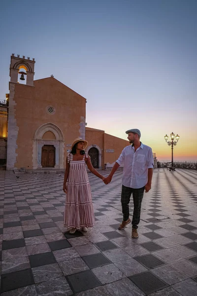 Taormina Sicílie, Belvedere z Taorminy a San Giuseppe kostel na náměstí Piazza IX Aprile v Taormině. Sicílie, Itálie — Stock fotografie