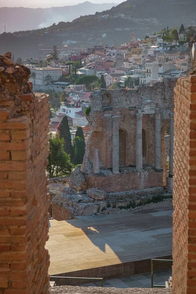 Ruinele teatrului grecesc antic din Taormina pe fundalul vulcanului Etna, Italia. Taormina situat în orașul metropolitan Messina, pe coasta de est a insulei Sicilia . — Fotografie, imagine de stoc