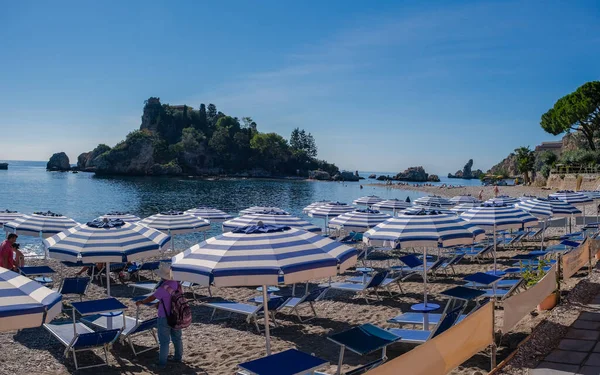 Isola Bella Taormina, Sicilya 'da, Isola Bella plajı ve Sicilya, İtalya' da mavi okyanus suyu ile adanın havadan görünüşü