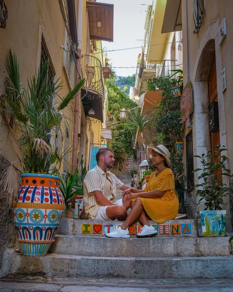 Taormina Sicilia, Belvedere de Taormina y la iglesia de San Giuseppe en la plaza Piazza IX Aprile en Taormina. Sicilia, Italia — Foto de Stock