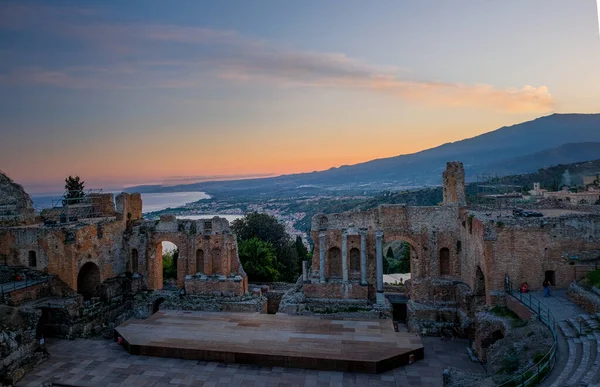 Ruinele teatrului grecesc antic din Taormina pe fundalul vulcanului Etna, Italia. Taormina situat în orașul metropolitan Messina, pe coasta de est a insulei Sicilia . — Fotografie, imagine de stoc